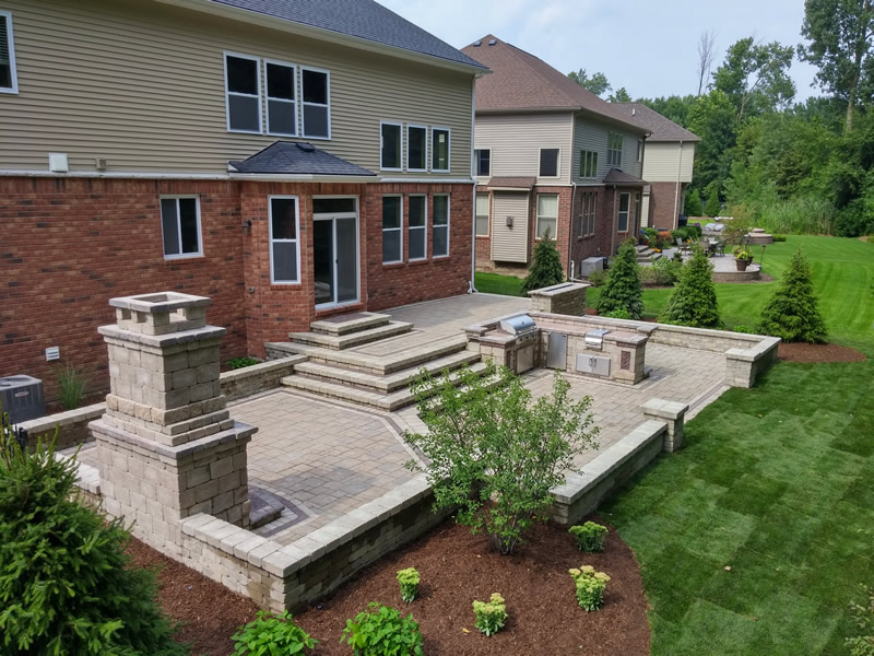 outdoor-living-space-brick-paver-patio-steps-retaining-wall-kitchen-2