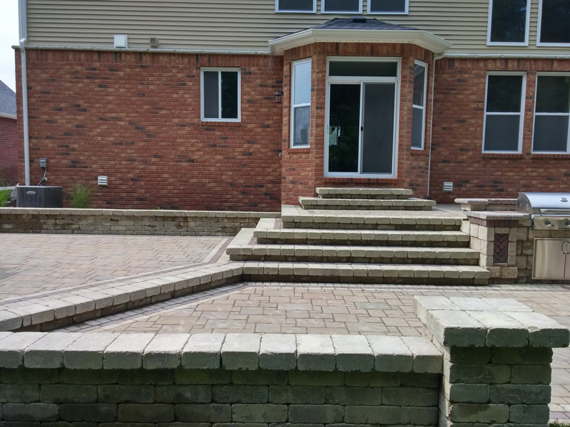 outdoor-living-space-brick-paver-patio-steps-retaining-wall-kitchen